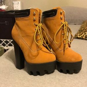 Barely worn. Size 5.5 tan lace up platform heels